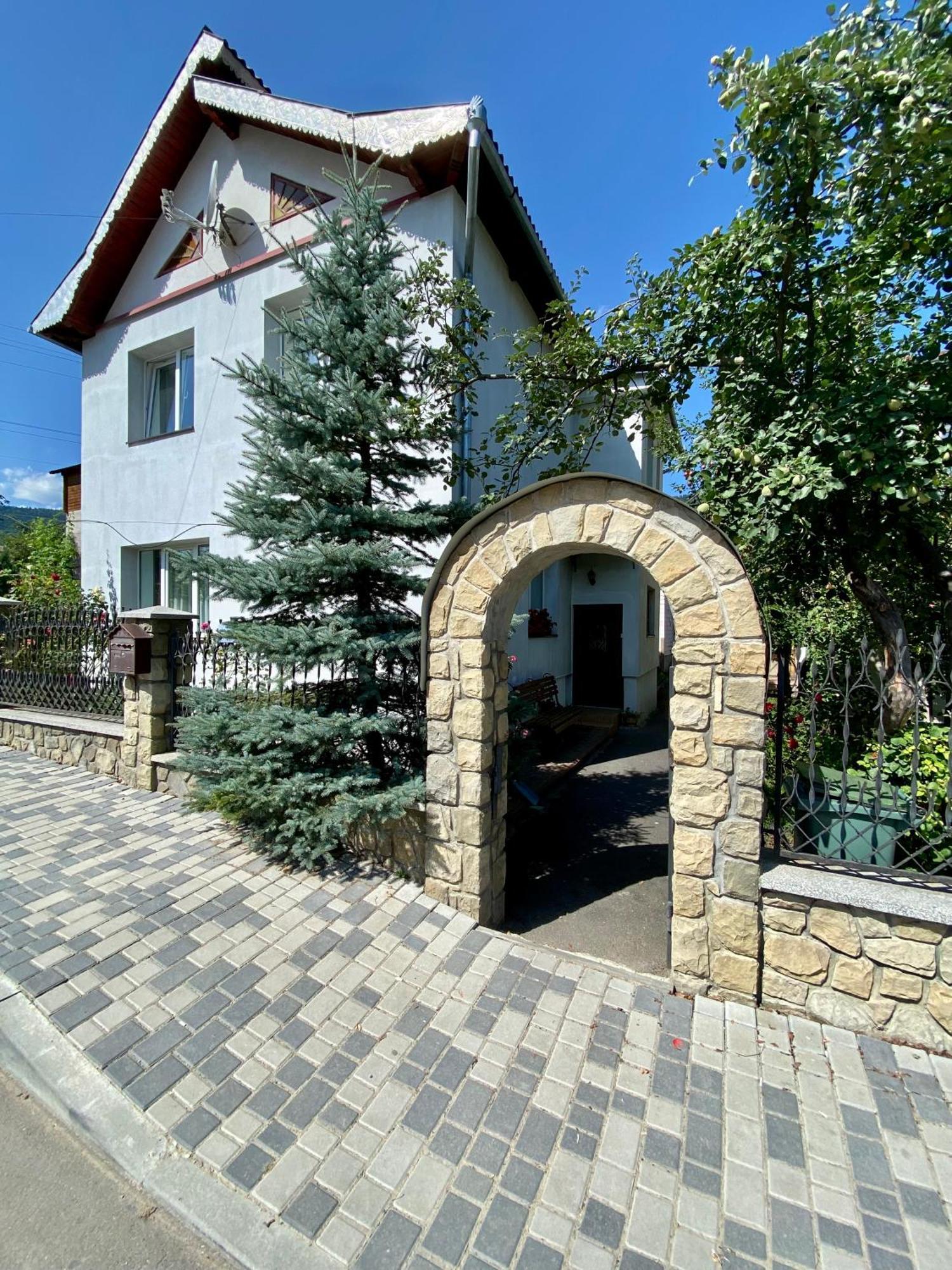 Zyma_Lito Guest House Yaremche Exterior foto